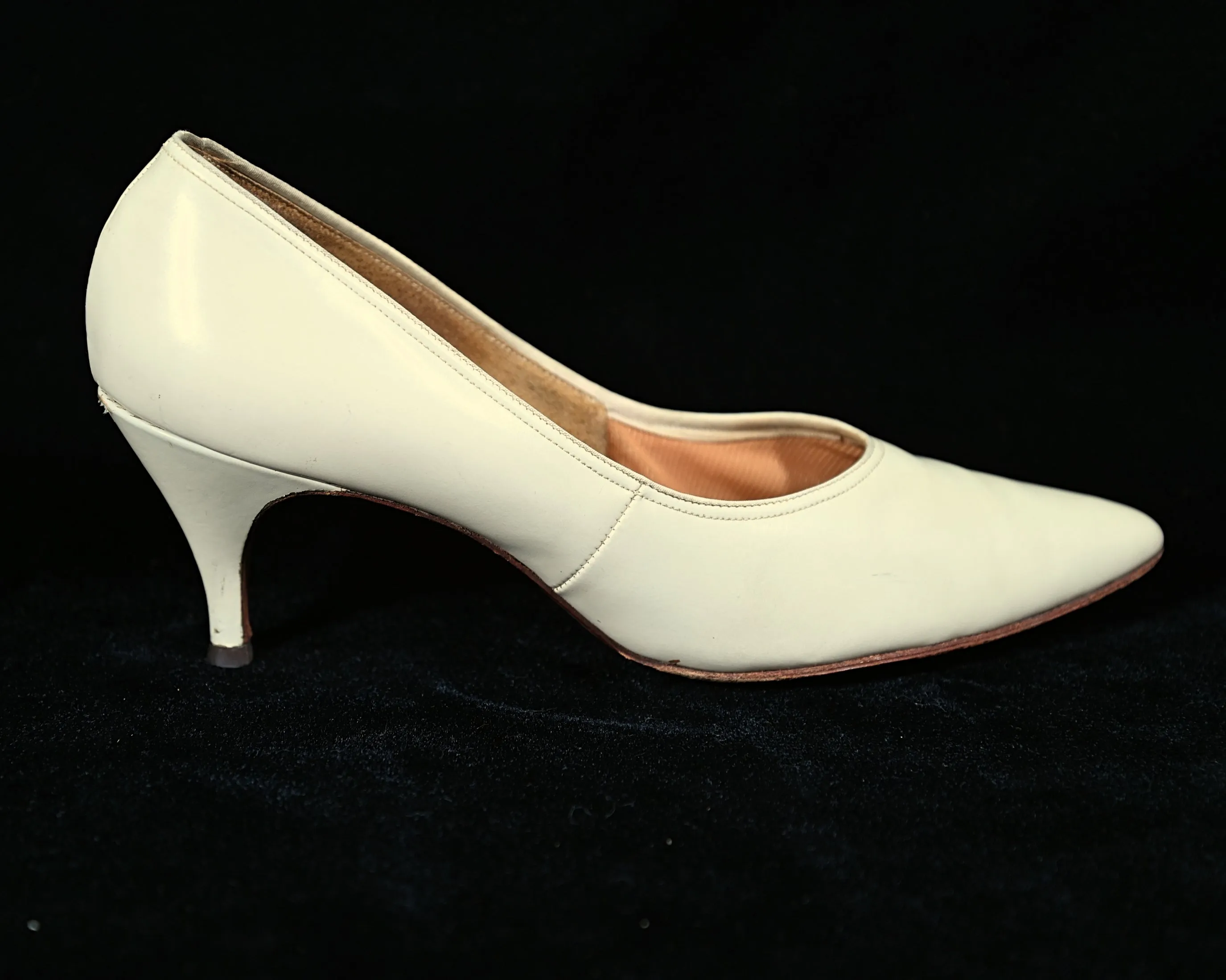 SOLD Vintage 60s Cream Kitten Heel Pumps, Naturalizer 7 1/2 AA (narrow)