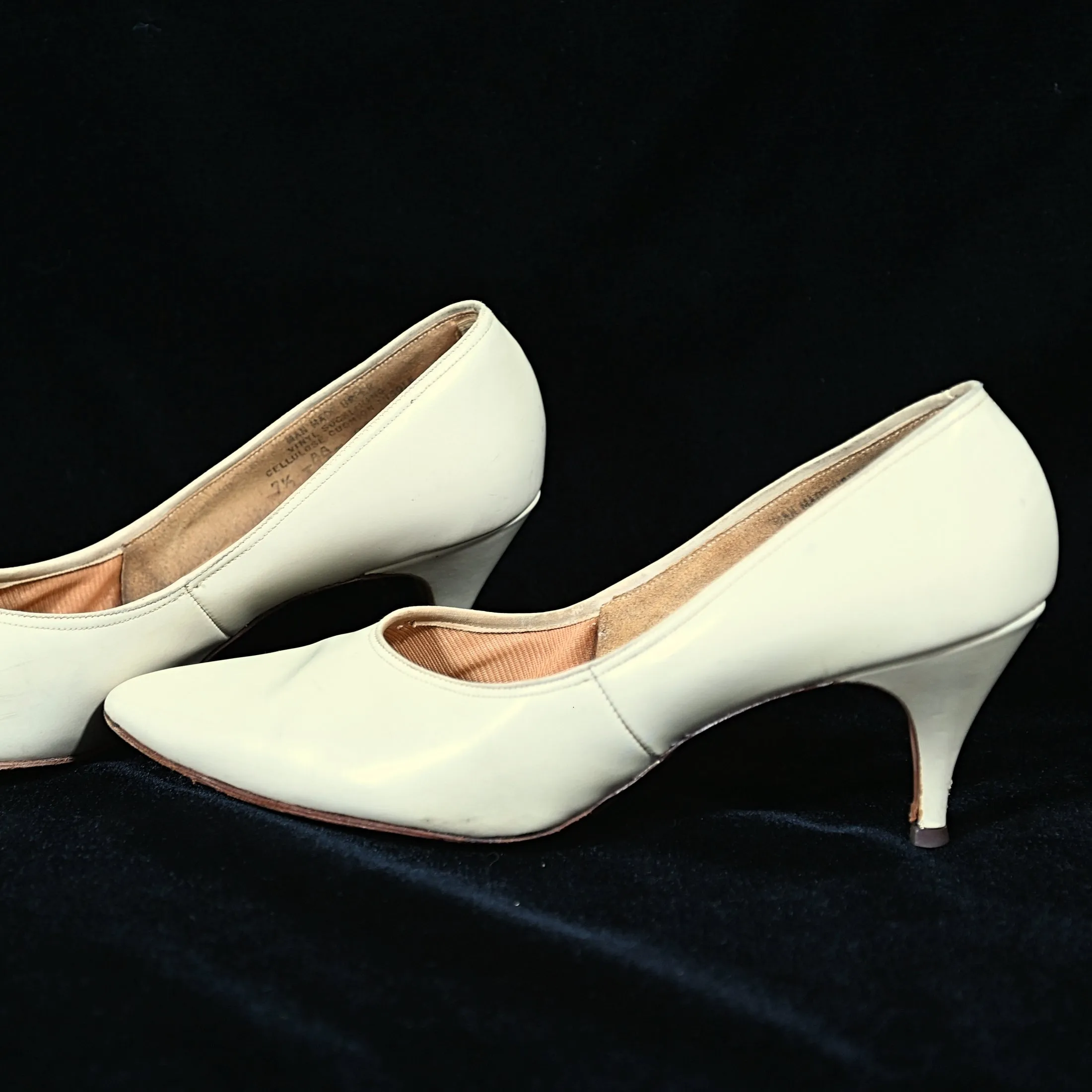 SOLD Vintage 60s Cream Kitten Heel Pumps, Naturalizer 7 1/2 AA (narrow)